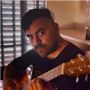 ¿Buscas a alguien que te enseñe guitarra eléctrica o criolla? ¿Sos nivel principiante o intermedio? Yo te puedo ayudar, soy guitar